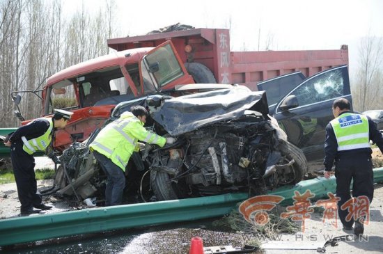 卡車沖撞迎親車隊(duì)