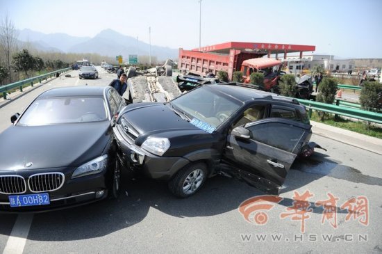 卡車沖撞迎親車隊(duì)