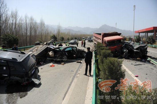 卡車沖撞迎親車隊(duì)