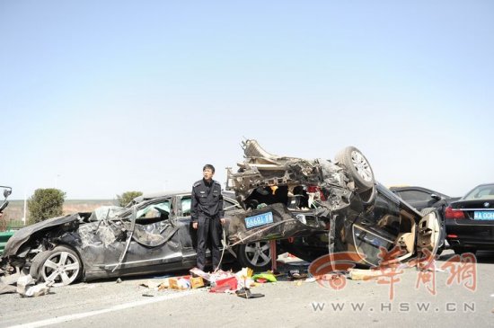 卡車沖撞迎親車隊(duì)