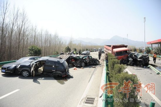 卡車沖撞迎親車隊(duì)