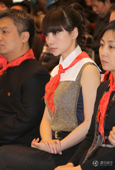 柳巖戴紅領(lǐng)巾