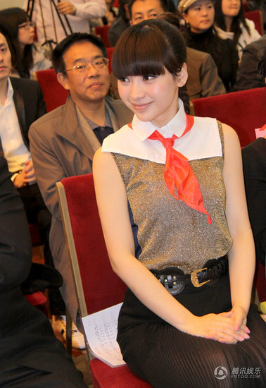 柳巖戴紅領(lǐng)巾