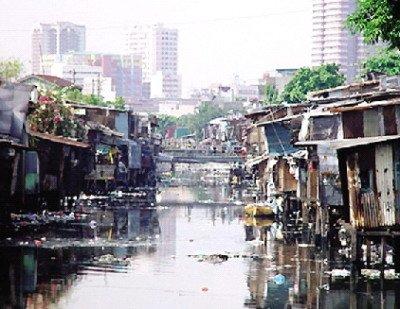 菲律賓貧民窟,馬尼拉一處貧民窟。 菲律賓貧民窟