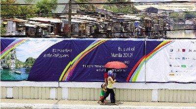 菲律賓貧民窟,被廣告墻遮擋的貧民窟。 菲律賓貧民窟