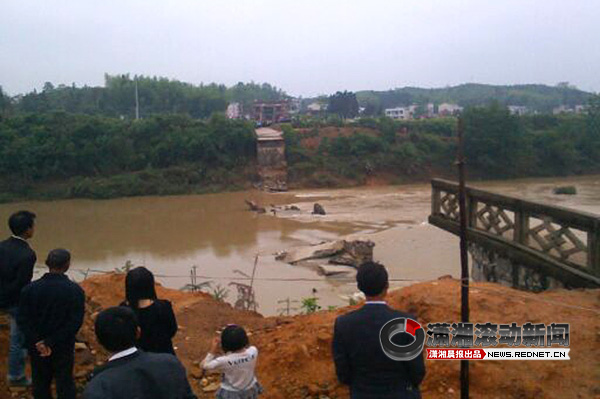 湖南平江大橋垮塌