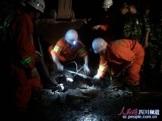 6.28寧南泥石流挖出首名遇難者