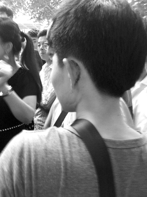 大圖：當事老外（圈中男子）與女孩還在僵持中 微博圖片