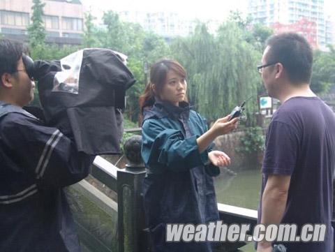 強降雨導致杭州河堤坍塌