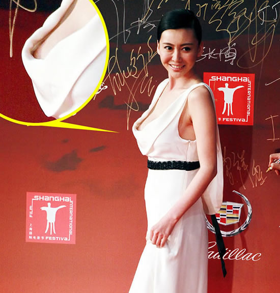 鞏新亮低胸大泄春光無碼