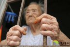 深圳97歲老人蔡雪英被兒子薛某龍鎖在屋里吃不飽