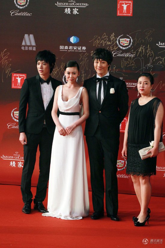 鞏新亮低胸大泄春光無碼