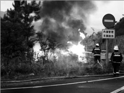 永嘉黃田到古廟的高速上一輛寶馬7系沖出隔離帶著火直接燒報廢