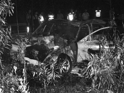 永嘉黃田到古廟的高速上一輛寶馬7系沖出隔離帶著火直接燒報廢