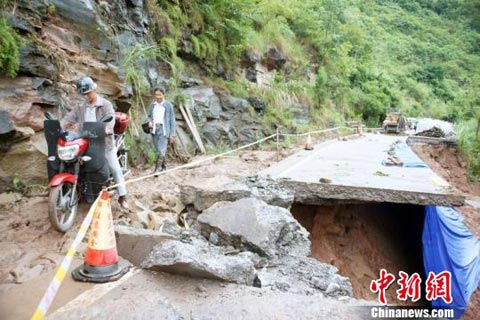 重慶省道103云陽段發生滑坡 道路雙向封閉