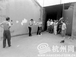 警方在工廠宿舍大門外拉起警戒線(照片由該廠工人謝師傅手機拍攝) 湖南兩名留守兒童遭砍殺