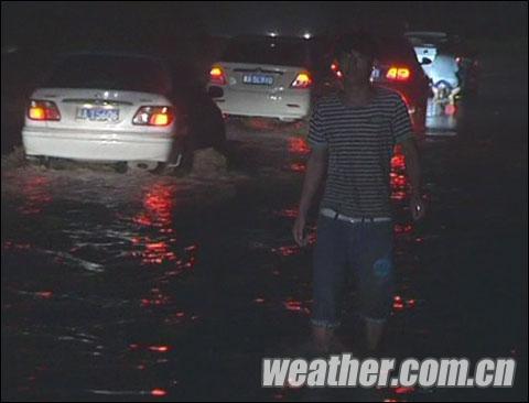 河北多地出現(xiàn)強(qiáng)降水 石家莊道路積水出行受阻