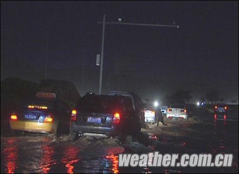 河北多地出現(xiàn)強(qiáng)降水 石家莊道路積水出行受阻