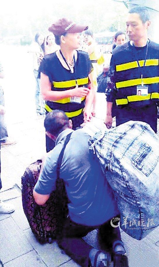 農民工為避罰款下跪