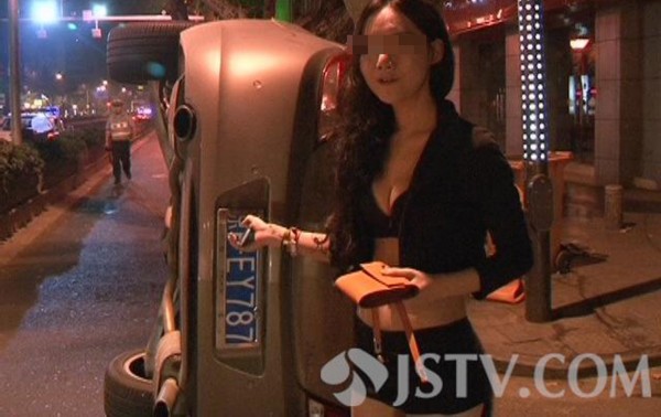 一17歲女孩駕車凌晨側(cè)翻