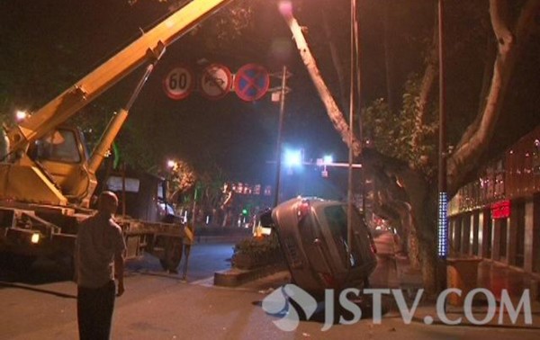 一17歲女孩駕車凌晨側(cè)翻