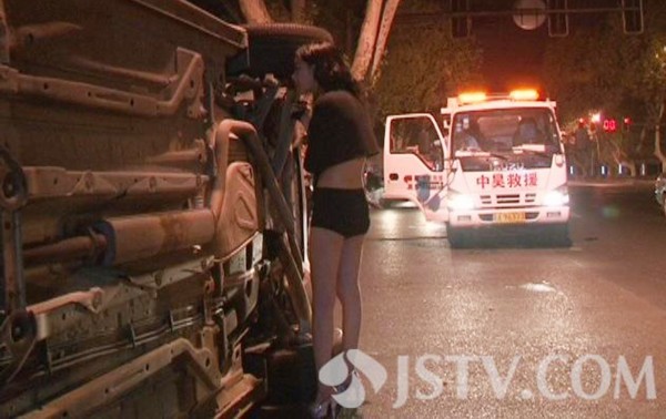 一17歲女孩駕車凌晨側(cè)翻