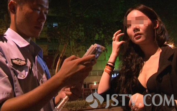 一17歲女孩駕車凌晨側(cè)翻