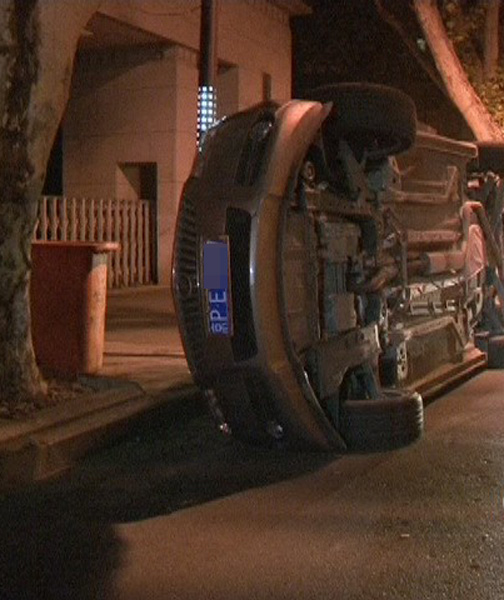 一17歲女孩駕車凌晨側(cè)翻