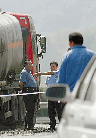 陜西省安監(jiān)局楊達(dá)才在車禍現(xiàn)場(chǎng)傻笑