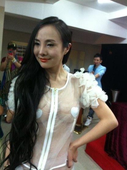 干露露現(xiàn)身南寧歐迪