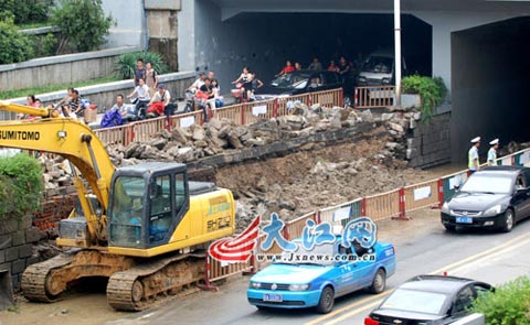 南昌解放路立交橋擋阻墻坍塌 預(yù)計(jì)20天后能修復(fù)