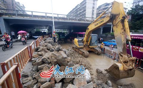 南昌解放路立交橋擋阻墻坍塌 預(yù)計(jì)20天后能修復(fù)