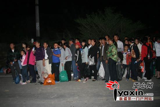 新疆山洪沖毀公路沒有人員傷亡 暴雨引山洪暴發(fā)阻擋游客