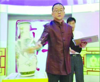 王剛砸文物視頻截圖