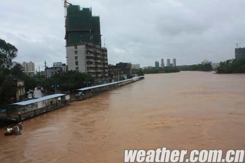 “啟德”過境 大風暴雨襲防城港