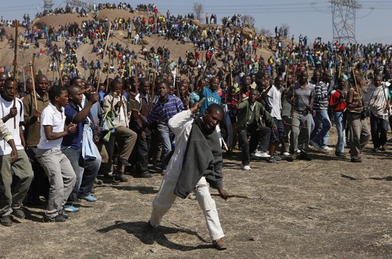 南非警察與礦工槍戰