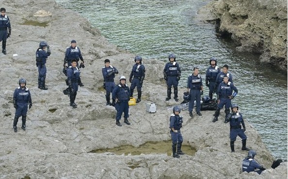 日本警察登上釣魚島