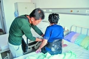 72歲老太因不讓座被售票員踹下公交車(圖)