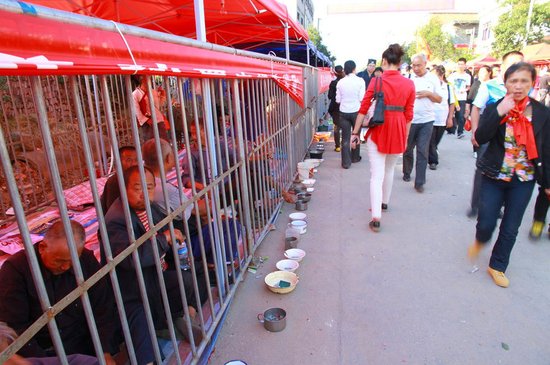 南昌廟會把行乞者圍欄圈住