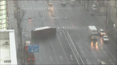 29日上午日本NHK電視臺顯示的沖繩縣街頭畫面。