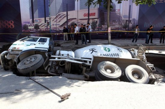 西安太華路路面塌陷