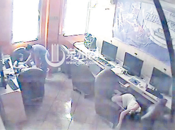 少女網吧熟睡遭咸豬手