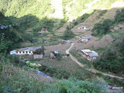 今晨彝良災區山體滑坡 龍海鄉鎮油房村小學18名學生被埋