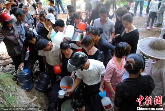 浙江溫嶺現治百病“神水”群眾排隊瘋搶
