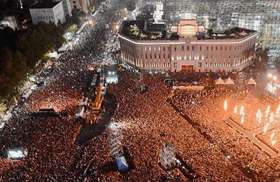 psy江南style演唱會 8萬多觀眾尖叫伴psy騎馬舞和神曲江