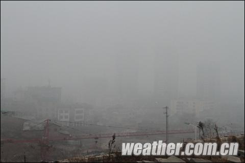 陜西金州小城安康大霧籠罩 造成高速路上發(fā)生車(chē)禍