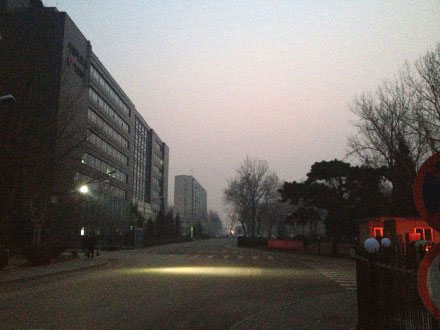 北京27日早晨有輕度霧霾 出行請注意路況
