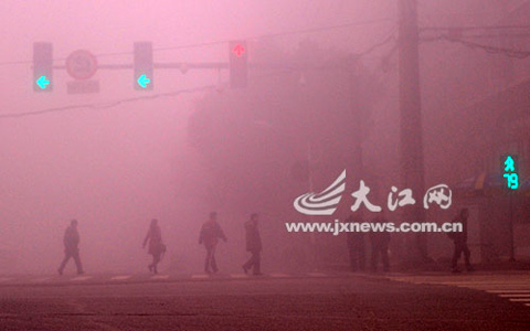 春運首日江西起大霧 昌北機場千余旅客滯留