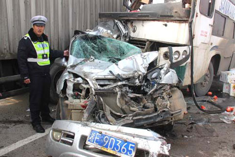 湖南邵陽數(shù)十車受霧霾影響追尾致1人亡