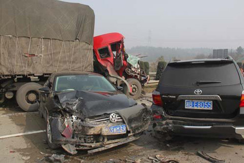 湖南邵陽數(shù)十車受霧霾影響追尾致1人亡